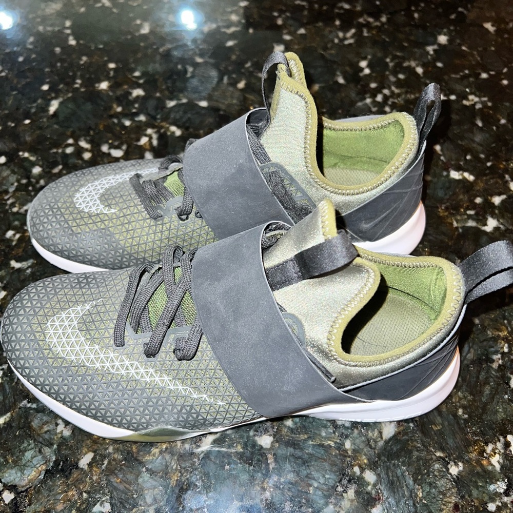 ARMY GREEN NIKE ZOOM SIZE 6.5 SNEAKER
